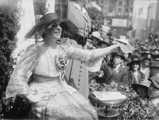 Farrar sells bonds, 15 Apr 1918. Creator: Bain News Service