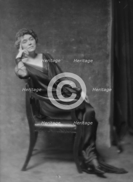 Felder, T.J., Mrs., portrait photograph, 1916 Mar. 3. Creator: Arnold Genthe.
