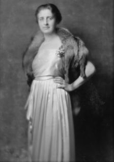 Felsenheld, Miss, portrait photograph, 1914 Oct. 23. Creator: Arnold Genthe