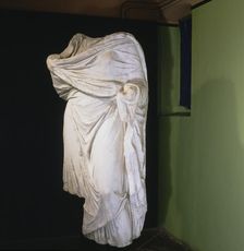Female statue in white marble from Pamplona
