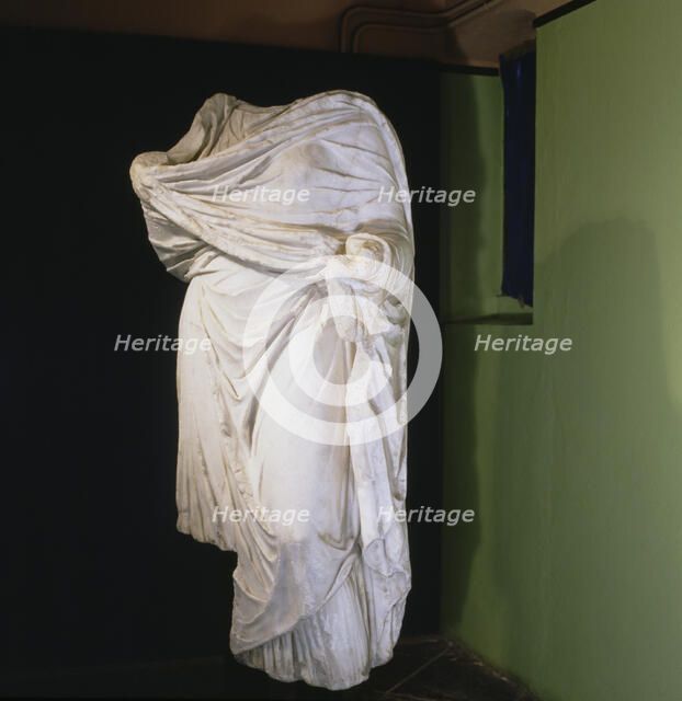 Female statue in white marble from Pamplona.