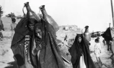 Female water carriers, Amarah, Iraq, 1917-1919
