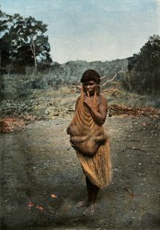 Femme Australienne Portant Son Enfant (Australian Woman Carrying her Child), 1900. Creator: Unknown