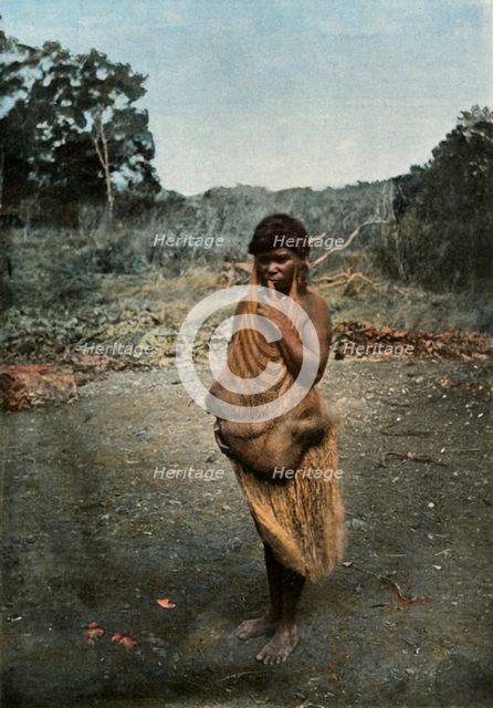 'Femme Australienne Portant Son Enfant', (Australian Woman Carrying her Child), 1900. Creator: Unknown.