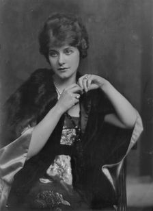 Ferguson, Elsie, Miss, portrait photograph, 1917 Aug. 10. Creator: Arnold Genthe