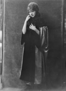 Ferguson, Elsie, Miss, portrait photograph, 1917 Aug. 10. Creator: Arnold Genthe