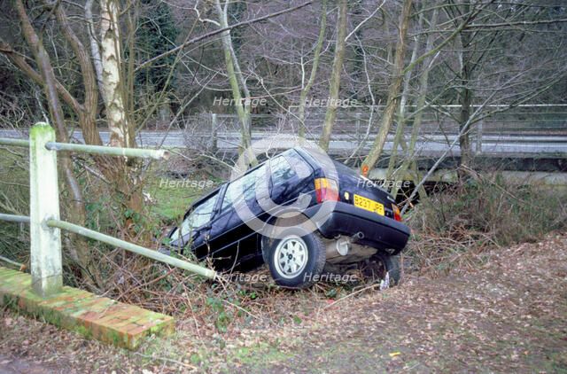 Fiat Uno crashed in to ditch. Artist: Unknown.