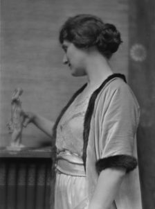 Field, Marshall, Mrs. (Miss Evelyn Marshall), portrait photograph, 1914 Dec. 15. Creator: Arnold Genthe