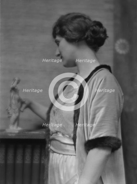 Field, Marshall, Mrs. (Miss Evelyn Marshall), portrait photograph, 1914 Dec. 15. Creator: Arnold Genthe.