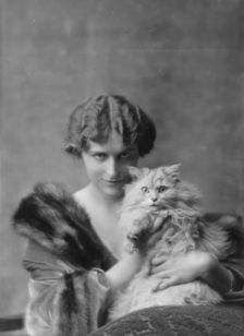 Field, Marshall, Mrs. (Miss Evelyn Marshall), with cat, portrait photograph, 1914 Dec. 15. Creator: Arnold Genthe