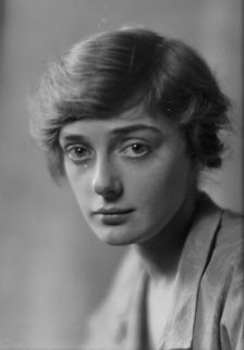 Findlay, Ruth, Miss, portrait photograph, 1915 Jan. 22. Creator: Arnold Genthe