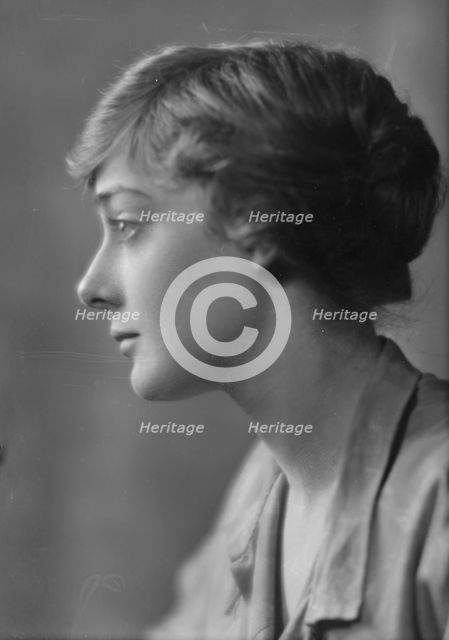 Findlay, Ruth, Miss, portrait photograph, 1915 Jan. 22. Creator: Arnold Genthe.