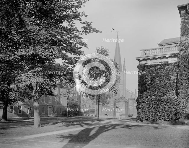 First Parish Church, thru Johnston gate, Cambridge, Mass., between 1900 and 1920. Creator: Unknown.