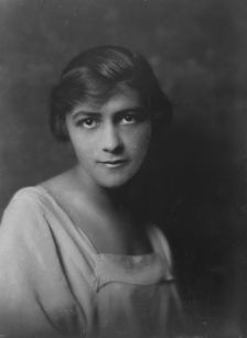 Firuski, Rita, Miss, portrait photograph, 1916. Creator: Arnold Genthe