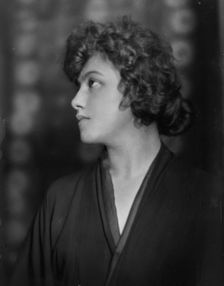 Fisher, Dorothy, Miss, portrait photograph, 1915. Creator: Arnold Genthe