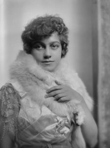 Fisher, Dorothy, Miss, portrait photograph, 1915. Creator: Arnold Genthe