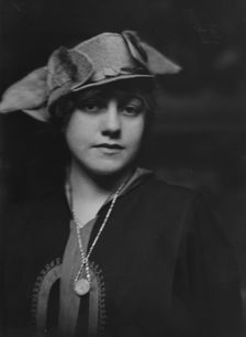 Fisher, Dorothy, Miss, portrait photograph, 1915. Creator: Arnold Genthe