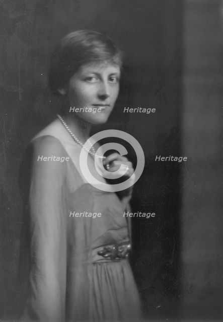 Flagg, M., Mrs., portrait photograph, 1917 July 24. Creator: Arnold Genthe.