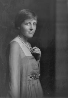 Flagg, M., Mrs., portrait photograph, 1917 July 24. Creator: Arnold Genthe
