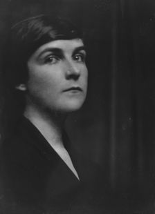 Flanagan, Gertrude, Miss, portrait photograph, 1915 May 10. Creator: Arnold Genthe