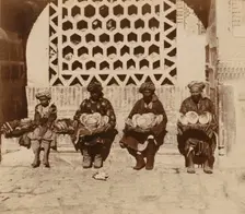 Flat breads vendors, Samarkand, between 1905 and 1915. Creator: Sergey Mikhaylovich Prokudin-Gorsky