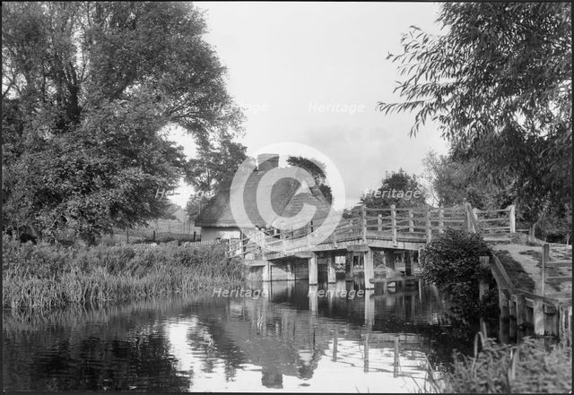 Flatford Bridge, Flatford Mill, East Bergholt, Babergh, Suffolk, 1930-1946. Creator: J Dixon Scott.