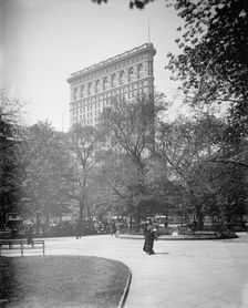Flatiron Building from Madison Square Park, New York, N.Y., between 1902 and 1910. Creator: Unknown