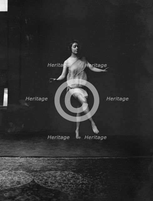 Florence Noyes dancers, between 1915 and 1918. Creator: Arnold Genthe.