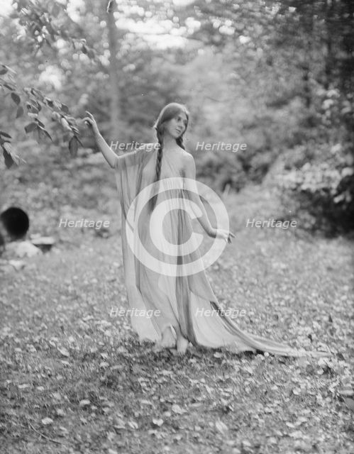 Florence Noyes dancers, between 1915 and 1918. Creator: Arnold Genthe.