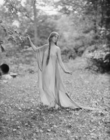 Florence Noyes dancers, between 1915 and 1918. Creator: Arnold Genthe