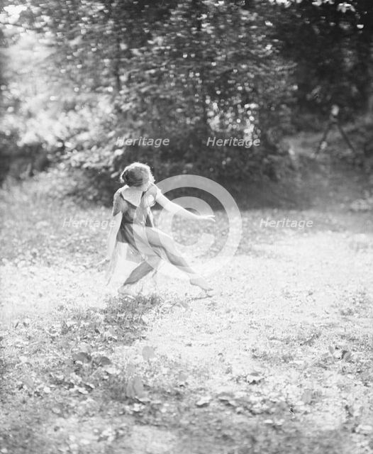 Florence Noyes dancers, between 1915 and 1918. Creator: Arnold Genthe.