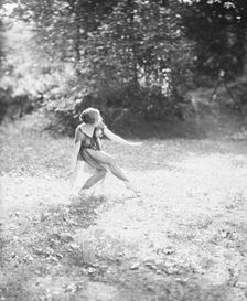 Florence Noyes dancers, between 1915 and 1918. Creator: Arnold Genthe