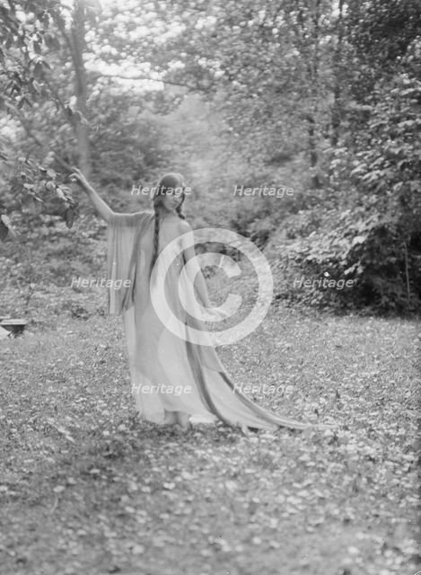 Florence Noyes dancers, between 1915 and 1918. Creator: Arnold Genthe.