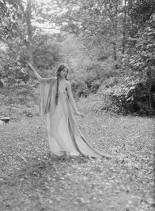 Florence Noyes dancers, between 1915 and 1918. Creator: Arnold Genthe