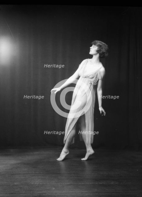 Florence Noyes dancers, between 1915 and 1918. Creator: Arnold Genthe.
