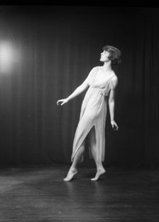 Florence Noyes dancers, between 1915 and 1918. Creator: Arnold Genthe