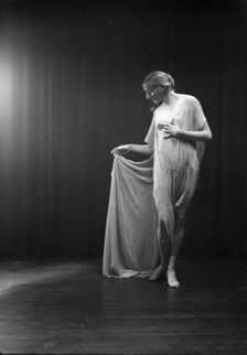 Florence Noyes dancers, between 1915 and 1918. Creator: Arnold Genthe