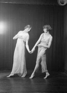 Florence Noyes dancers, between 1915 and 1918. Creator: Arnold Genthe