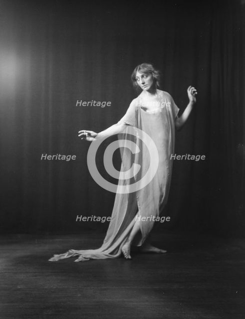 Florence Noyes dancers, between 1915 and 1918. Creator: Arnold Genthe.