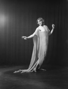 Florence Noyes dancers, between 1915 and 1918. Creator: Arnold Genthe