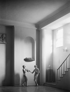 Florence Noyes dancers, between 1915 and 1918. Creator: Arnold Genthe