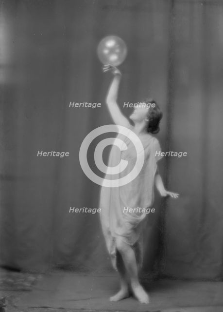 Florence Noyes dancers, between 1915 and 1918. Creator: Arnold Genthe.