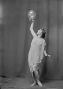 Florence Noyes dancers, between 1915 and 1918. Creator: Arnold Genthe