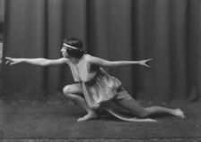 Florence Noyes dancers, between 1915 and 1918. Creator: Arnold Genthe