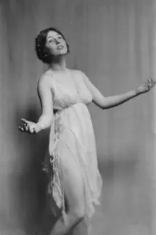 Florence Noyes dancers, between 1915 and 1918. Creator: Arnold Genthe