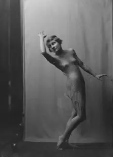 Florence Noyes dancers, between 1915 and 1918. Creator: Arnold Genthe