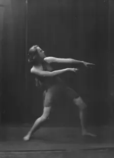 Florence Noyes dancers, between 1915 and 1918. Creator: Arnold Genthe