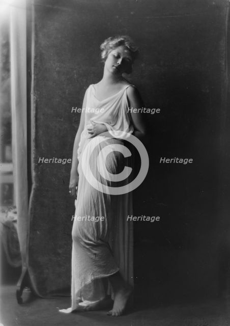 Florence Noyes dancers, between 1915 and 1918. Creator: Arnold Genthe.