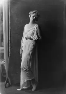 Florence Noyes dancers, between 1915 and 1918. Creator: Arnold Genthe