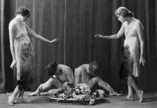 Florence Noyes dancers, between 1915 and 1918. Creator: Arnold Genthe
